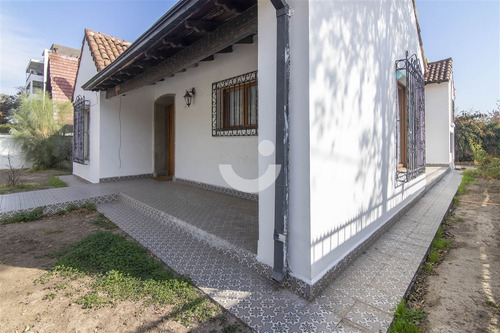 Hermosa Casa Colonial / Sector Residencial De Ñuñoa