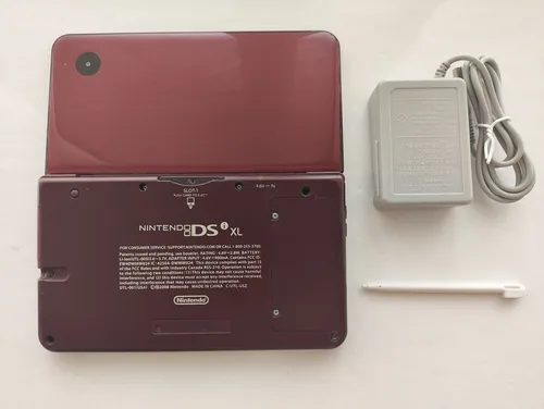 Consola Nintendo Dsi Xl Color Granate + 8gb + R4 + Stylus (Usado)