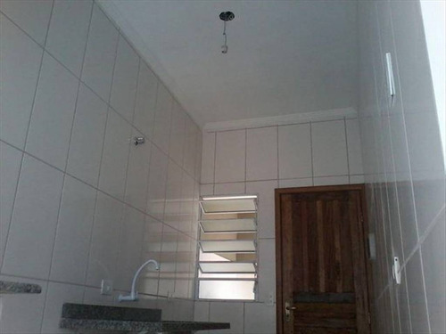 Imagem 24 de 30 de Imóvel Novo Tipo Casa Térrea Em Condominio Fechado Com Excelente Acabamento Com Azulejo Até O Teto Tanto Na Cozinha Como No Banheiro E Moldura De Gesso Nestes Dois Ambientes Janela De Alumínio Cor B