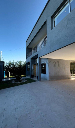 Casa En Venta En City Bell, Barrio La Serena, Calle 446 E/ 157 Y 158