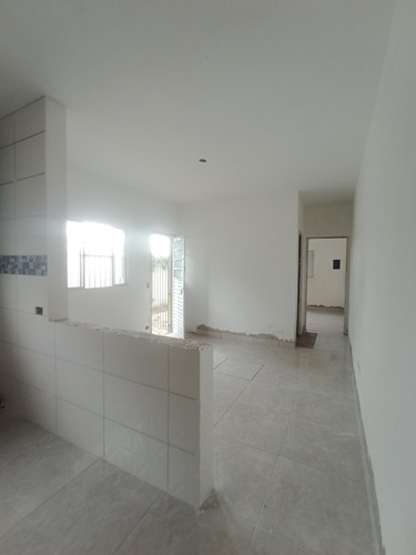 Casa 2 Dormitórios Em Bairro Residencial, Próximo A Comércios, Escolas, Transportes E Muito Mais!