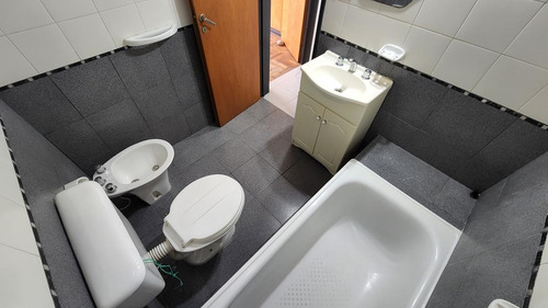 Imagen 11 de 17 de Departamento De Un Dormitorio Tipo Duplex Con Toliette Y Balcón Al Frente