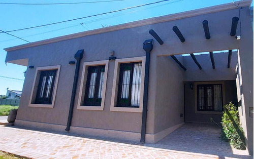 Casa En Venta En Trenque Lauquen, Con Pileta De Natacion