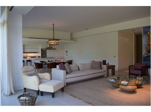 Apartamento En Brava, 3 Dormitorios *- Ref: 2566
