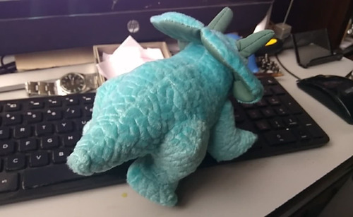 2014 Hasbro Jurassic World Triceratops Plush 21 Cms (Usado)