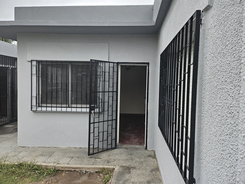 Solo Venta. Casa 4 Ambientes Con Quincho Y Parque