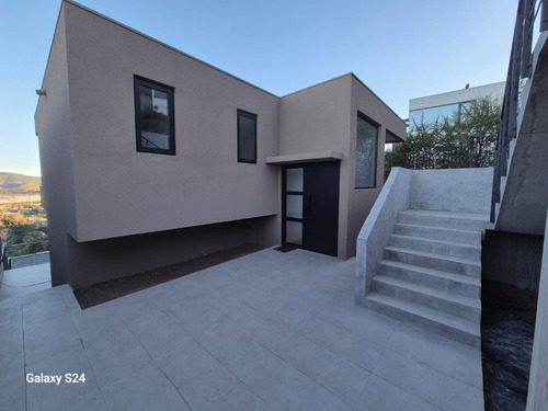 Casa Nueva Con Vista Inmejorable Vista Al Valle De La Dehesa