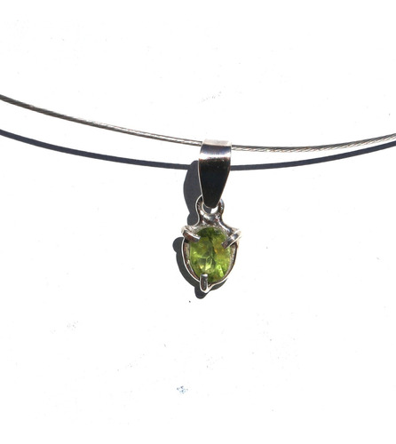 Dije De Piedra Peridoto Engarzada En Plata 925