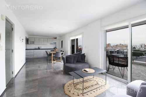 Departamento En Venta De 4 Ambientes Con Balcón Aterrazado Y 3 Cocheras Cubiertas En Morón.