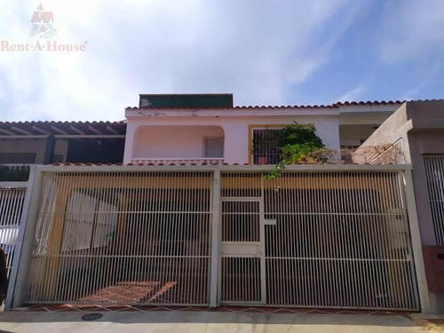 Heermosa, Amplia Y Confortable Casa En Venta En La Rosaleda. Yineth Cordero. Código 23-1318.