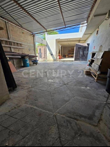 En Renta Propiedad Multifuncional: Bodega, Oficina, Almacén