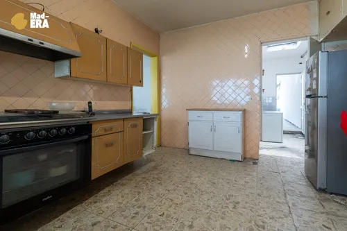 Casa De 4 Recamaras Con Uso De Suelo Comercial Y Jardín Junto Al Centro Médico La Raza