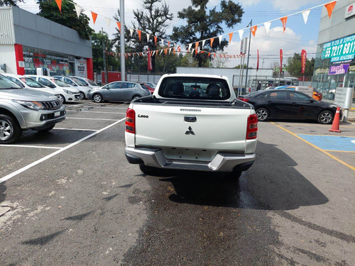 Imagen 5 de 13 de Mitsubishi L200 2018 2.4 Cabina Doble 4x2 Mt