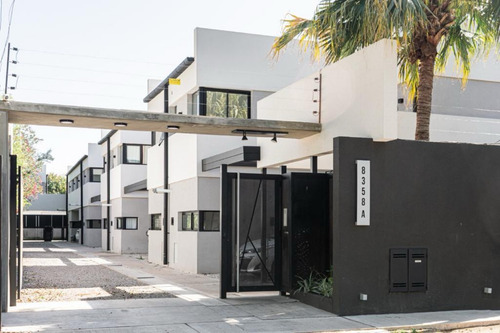 Casa En Fisherton 2 Dormitorios + Comodin! Con Jardin