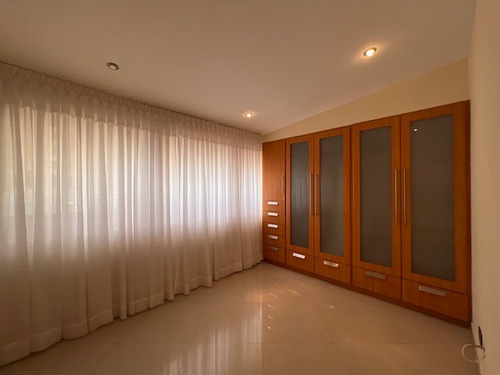 Se Alquila Apartamento 210m2. Valle Arriba.