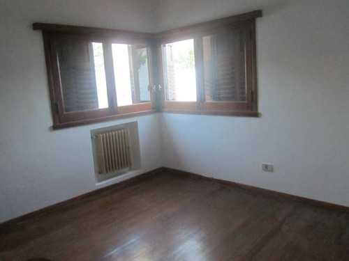 Venta Chalet Estilo Vasco O Importante Lote Para Emprendimiento Edilicio - 3 Dorm. Y 2 Escritorios Con Amplio Parque