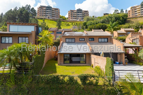Hermosa Casa De 3 Niveles Que Brinda Tranquilidad Y Confort En Venta Ubicada En El Alto Hatillo 25-8567