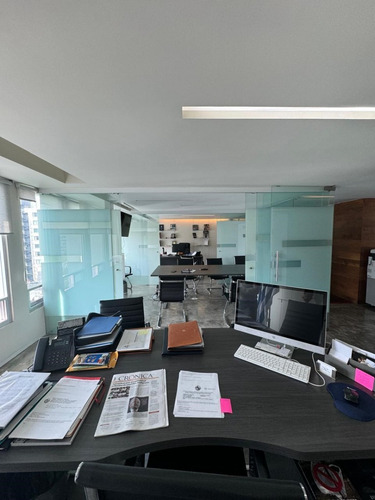 Polanco, Excelente Piso De Oficinas De 122m2, Sin Vecinos En El Piso. Cuenta Con Recepción, 4 Amplios Privados, Sala De Juntas, 1 Baño Interior Y 1 Baño Exterior, 2 Lugares De Estacionamiento