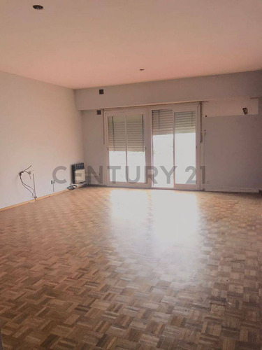 Venta De Departamento De 2 Dormitorios En Santa Fe.
