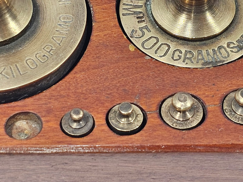 Antiguo Pesero De Madera Pesas En Bronce Cam (Usado)