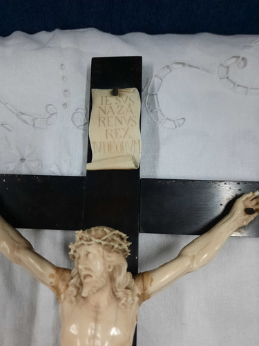Crucifijo De Material Noble (Usado)