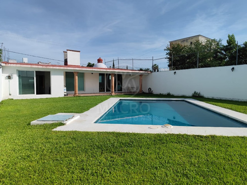 Casa En Venta En Fracc. Brisas De Cuautla De Un Nivel Con Alberca.
