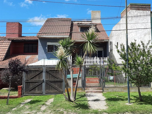 3 Casas En Una Frente A Plaza Y A Pasos De La Laguna. Apta Vivienda Y Dependencias Para Alquilar