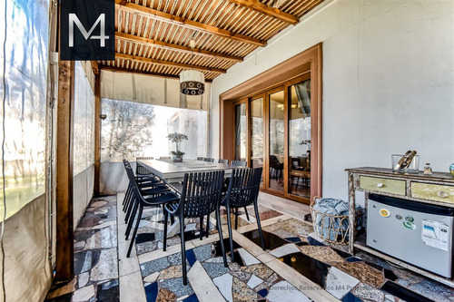 Impresionante Casa Estilo Francés