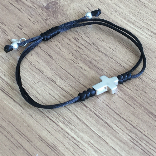 Imagen 5 de 10 de Pulsera Cruz Hilo Negro Y Plata .925 Agálea Joyería