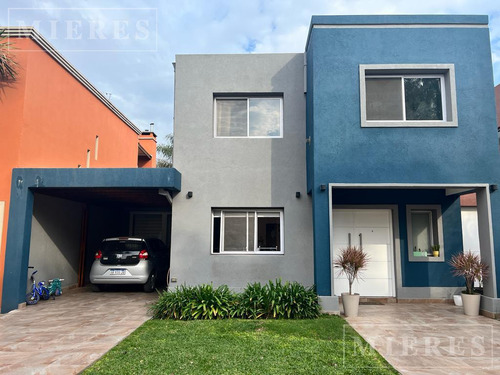 Casa En Venta Desarrollada En Dos Plantas En La Merecida