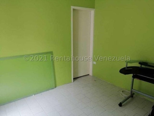 Imagen 21 de 30 de Mls #22-12709 Bella Quinta Con Amplios Espacios, En Calle Cerrada Con Vigilancia Las 24 Horas, Excelente Seguridad, 8 Puestos De Estacionamiento, Cerco Eléctrico, Amplio Deposito, Bello Jardín. Afm
