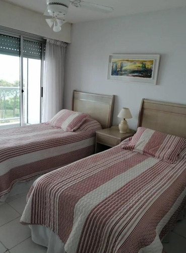 Imagen 8 de 10 de Luminoso Apartamento De 1 Dormitorio Y 1/2 En Edificio Palm Beach Para Alquiler De Temporada