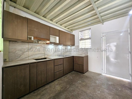 Se Vende Casa Ubicada En Urbanismo Cerrado De 22 Casas En Cabudare, Cocina Moderna, Ampliada Y Remodelada. Con Facil Acceso A Zona Comercial, Colegios Y Otros. Contactame Dennymar 2 4 2 * 1 * *