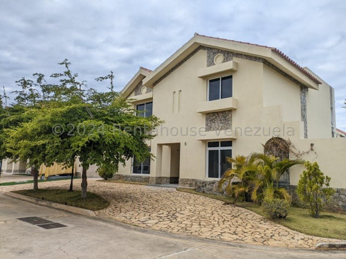 Amp, Mls #24-17692 Vende Townhouse En Gris En Fuerzas Armada