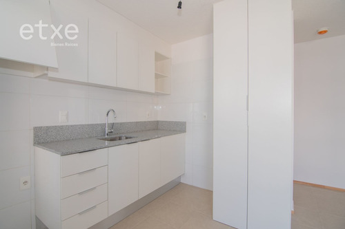 Apartamento En Alquiler De 2 Dormitorios En La Comercial