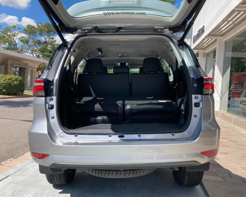 Imagen 6 de 17 de Toyota Sw4 2.8 Tdi 6 A/t 7 Asientos Srx 4x4 0km My2023