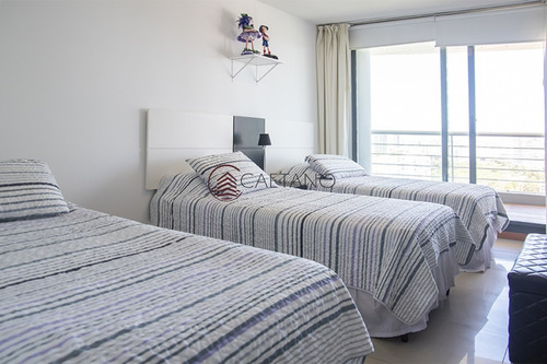 Hermoso Penthouse Con Vista Al Mar.- Ref: 2540