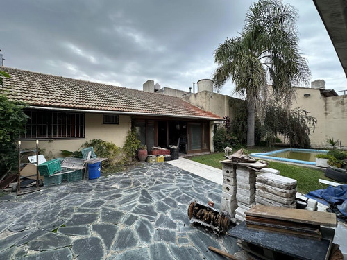 Chalet Sobre 2 Lotes, 4 Ambientes, Pileta, Quincho