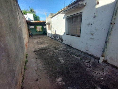 Casa Al Frente Con Cochera Y Patio En Barrio Sargento Cabral, Santa Fe