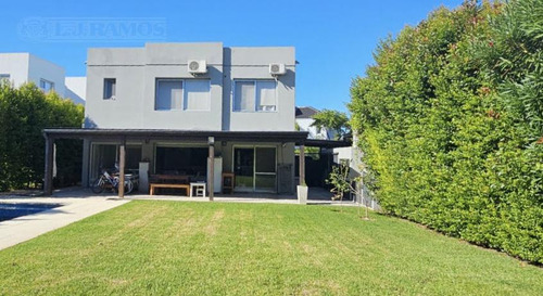 Casa En El Atardecer Con 4 Dormitorios En Venta.