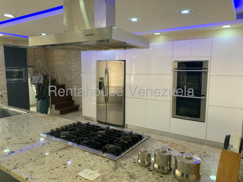 Buscas Una Quinta Donde Puedas Compartir Momentos Con Tus Familiares Y Amigos? Aqui La Tienes,moderna, Calle Cerrada Vigilancia Privada,amplia Y Bella Cocina Para Disfrutarla. Está En Alto Hatillo