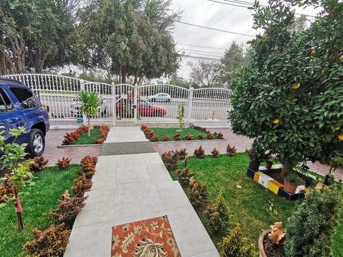 Casa En Venta De 4 Dorm. En La Florida