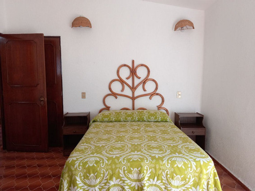Casa Sola En Lomas De Atzingo, Cuernavaca, Morelos - Ber-1024-cs*