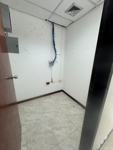 Oficina En La Torre Movilnet, Valencia, Carabobo. Zc.p