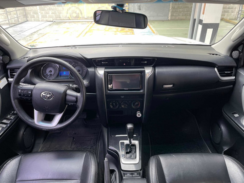 Imagen 8 de 11 de Toyota Fortuner 2018 2.7l