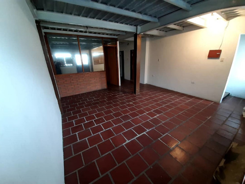 Imagen 3 de 9 de Alquilo Local Comercial En Av Cuatricentenaria