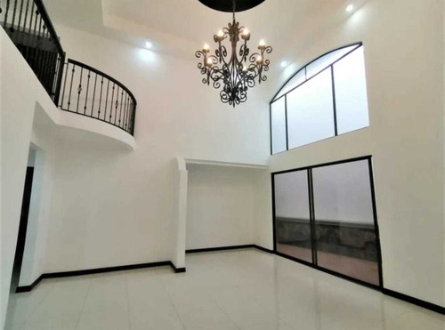 Imagen 2 de 14 de Amplia 5 Hab Residencia En Curridabat