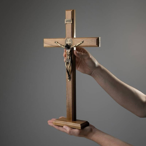 Crucifixo Para Mesa E Parede Medalha São Bento 40cm Cor Marrom