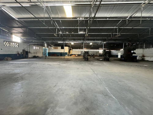 Galpón En Venta Zona Industrial La Quizanda. Esta Propiedad Ubicada En Esquina, Dentro De La Reconocida Zona Industrial La Quizanda Mr