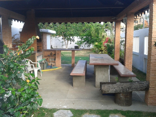 Imagen 4 de 11 de Rio Chico, Urb. Mercedes De Paparo Quinta Playera 2 Niveles. 5 Hab, 6 Baños,piscina,caney Parrillero.cercado Con Muros A Mts De La Playa Y Canal